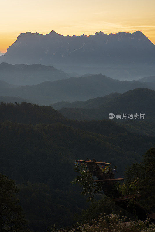 在泰国清迈省的Doi Luang Chiang Dao日出时的美丽景色。